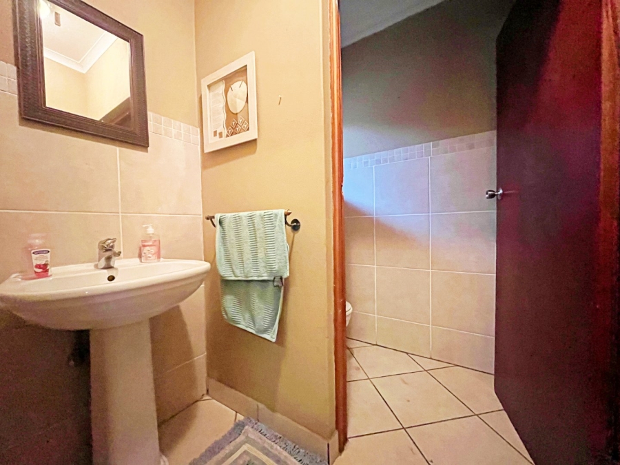 6 Bedroom Property for Sale in Eldoraigne Gauteng