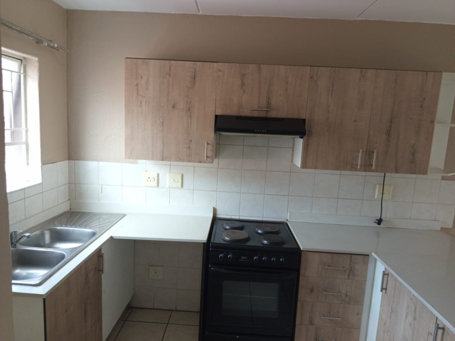To Let 2 Bedroom Property for Rent in Vorna Valley Gauteng