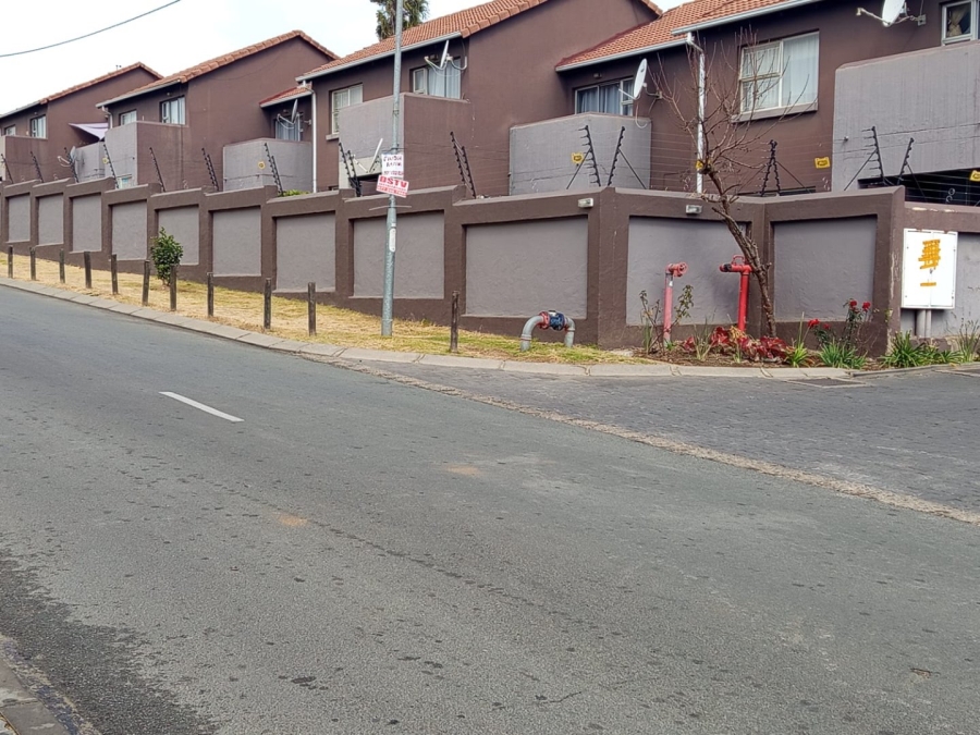 To Let 2 Bedroom Property for Rent in Vorna Valley Gauteng