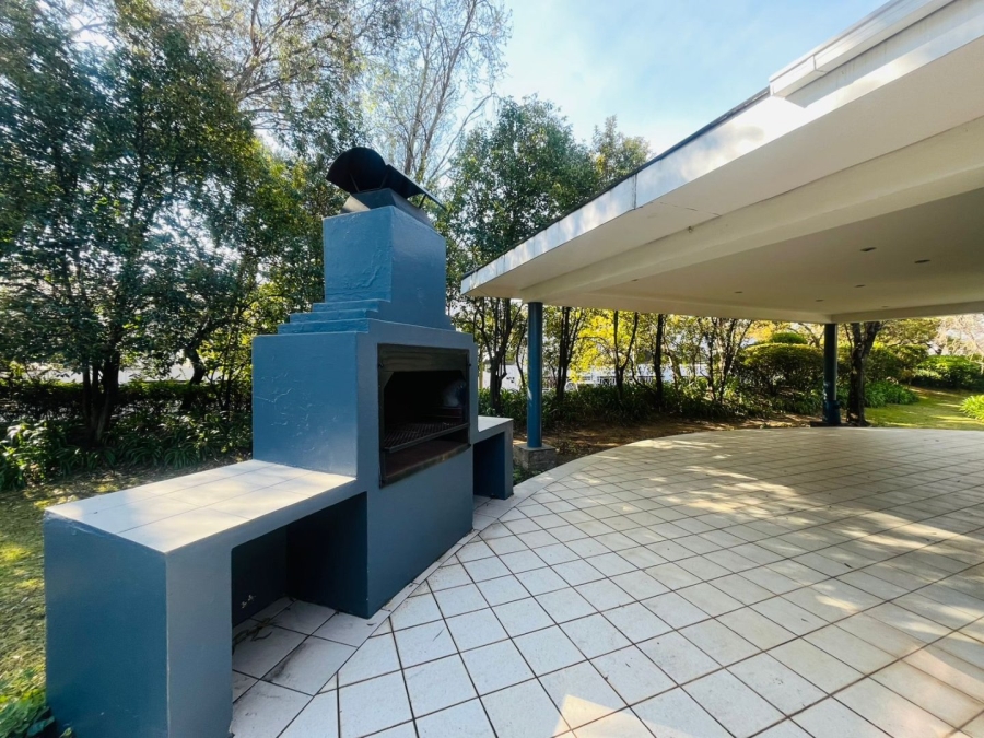  Bedroom Property for Sale in Woodmead Gauteng