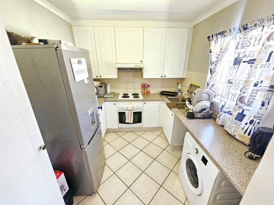 2 Bedroom Property for Sale in Rooihuiskraal Gauteng