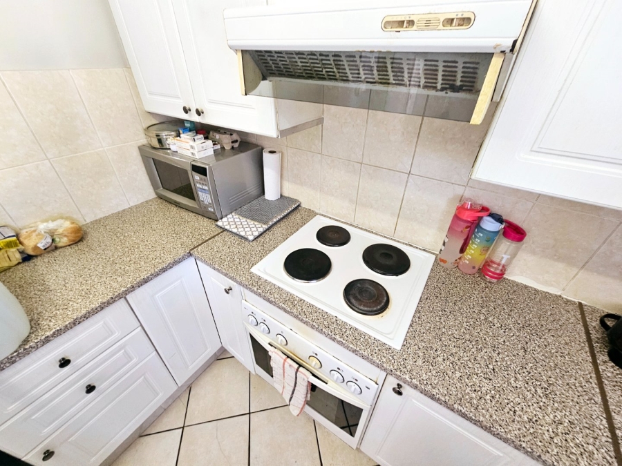 2 Bedroom Property for Sale in Rooihuiskraal Gauteng