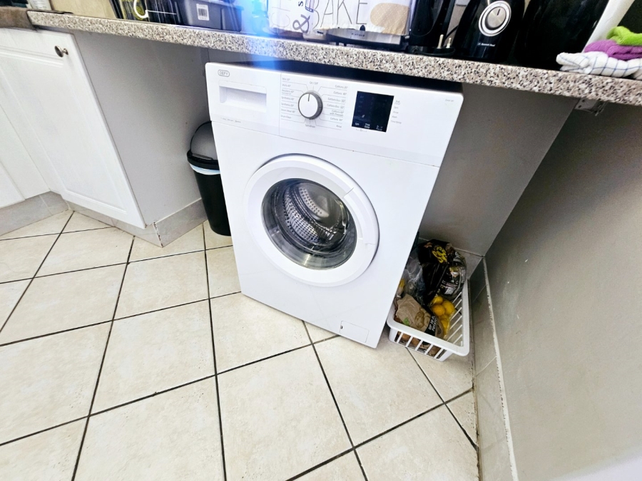 2 Bedroom Property for Sale in Rooihuiskraal Gauteng