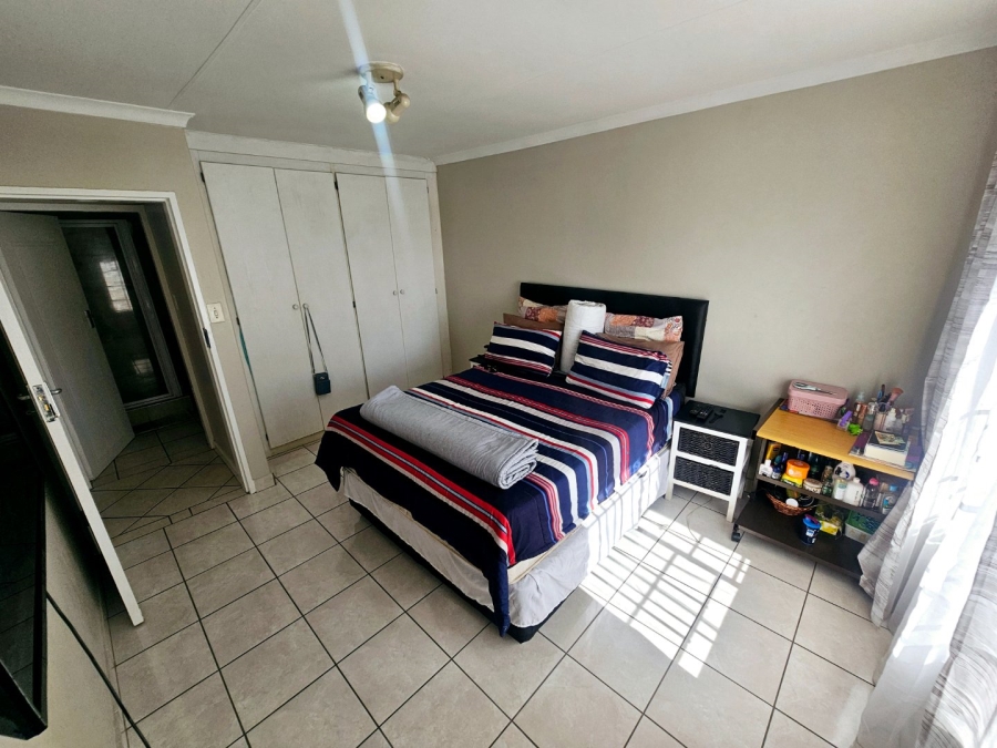 2 Bedroom Property for Sale in Rooihuiskraal Gauteng