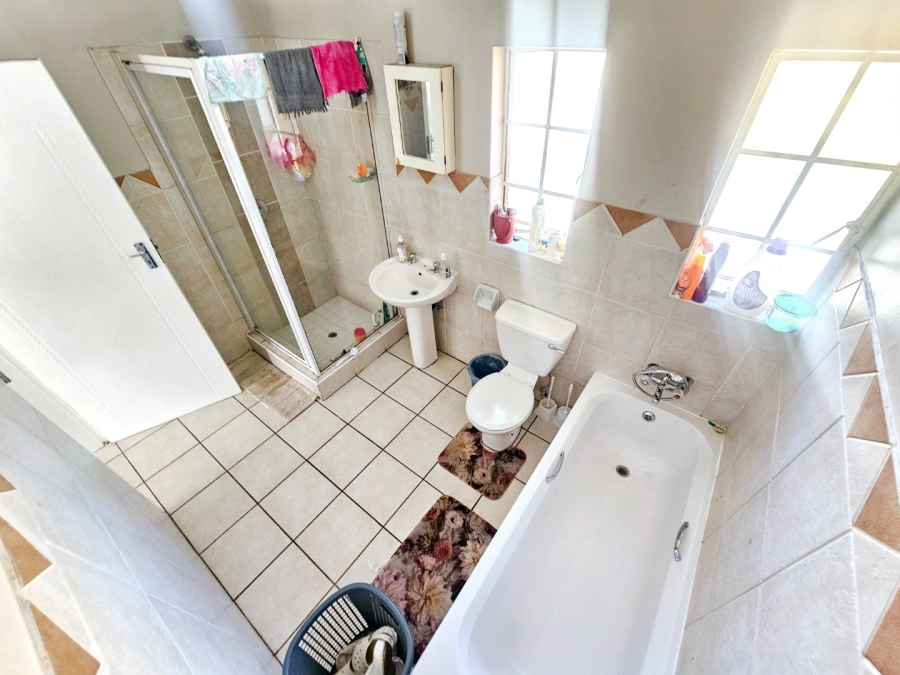 2 Bedroom Property for Sale in Rooihuiskraal Gauteng