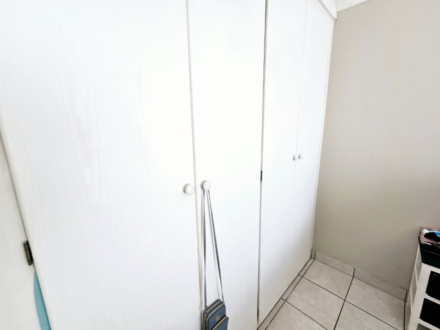 2 Bedroom Property for Sale in Rooihuiskraal Gauteng