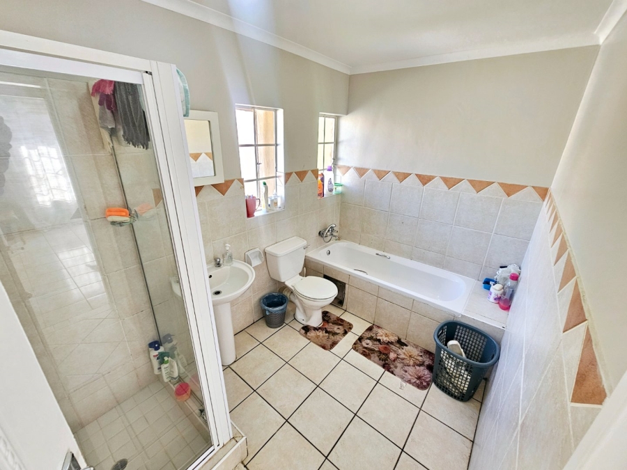 2 Bedroom Property for Sale in Rooihuiskraal Gauteng