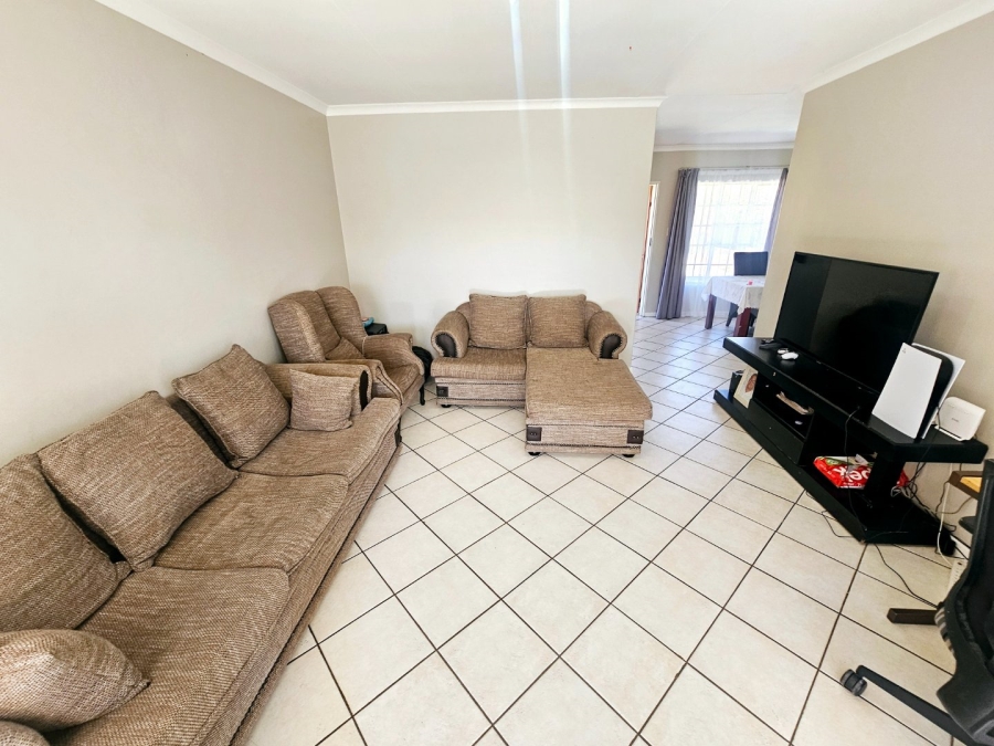 2 Bedroom Property for Sale in Rooihuiskraal Gauteng