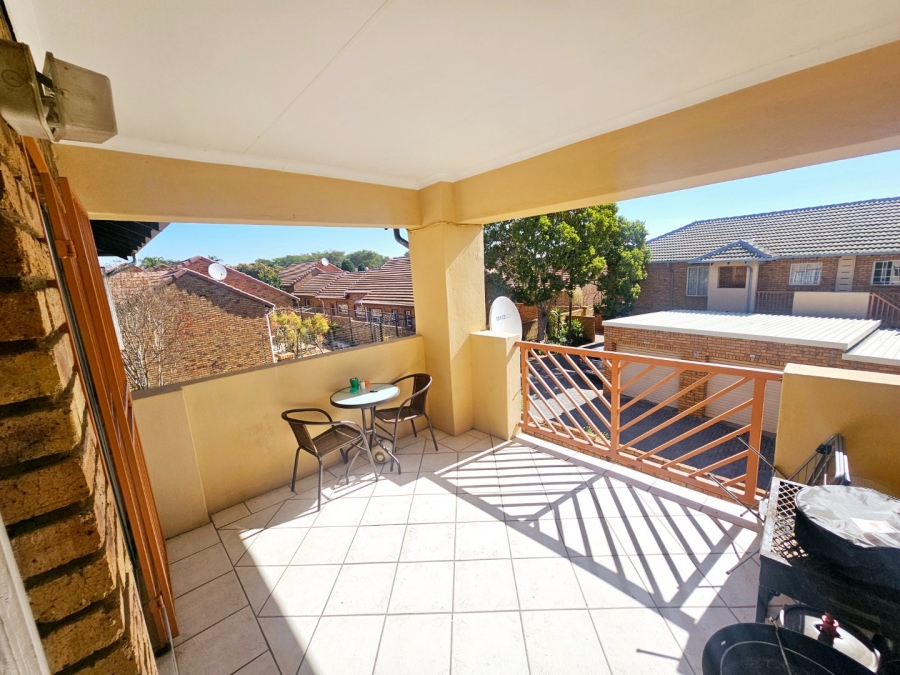 2 Bedroom Property for Sale in Rooihuiskraal Gauteng