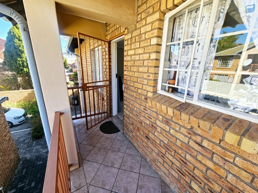 2 Bedroom Property for Sale in Rooihuiskraal Gauteng
