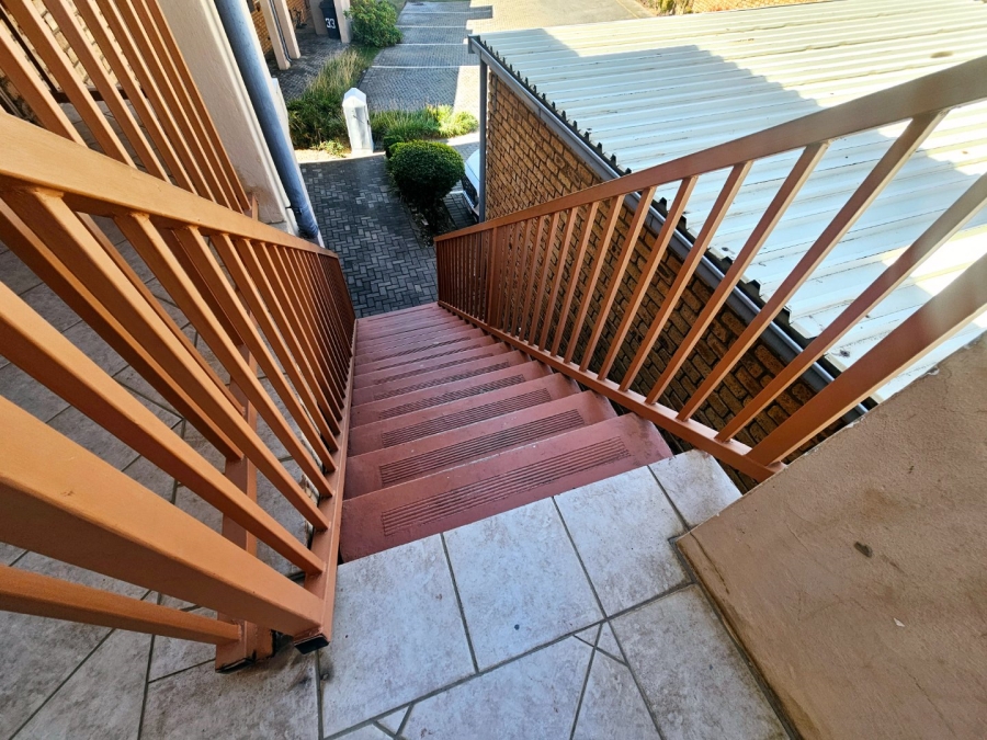 2 Bedroom Property for Sale in Rooihuiskraal Gauteng