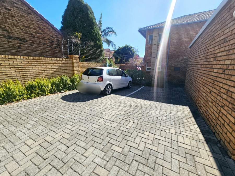 2 Bedroom Property for Sale in Rooihuiskraal Gauteng