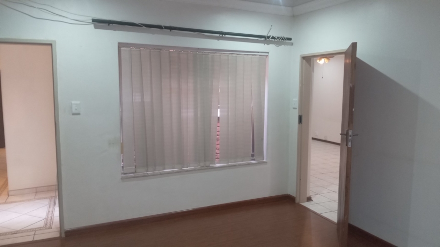 To Let 5 Bedroom Property for Rent in Sinoville Gauteng