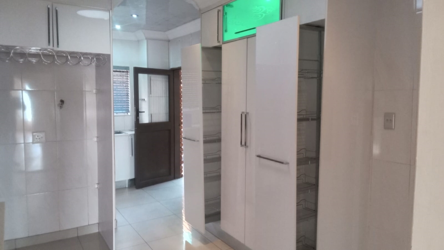 5 Bedroom Property for Sale in Sinoville Gauteng