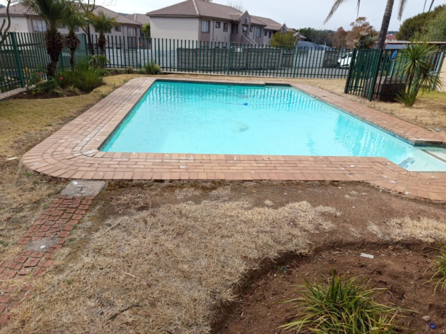 To Let 2 Bedroom Property for Rent in Vorna Valley Gauteng