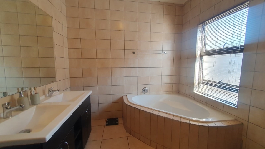 4 Bedroom Property for Sale in Amberfield Gauteng