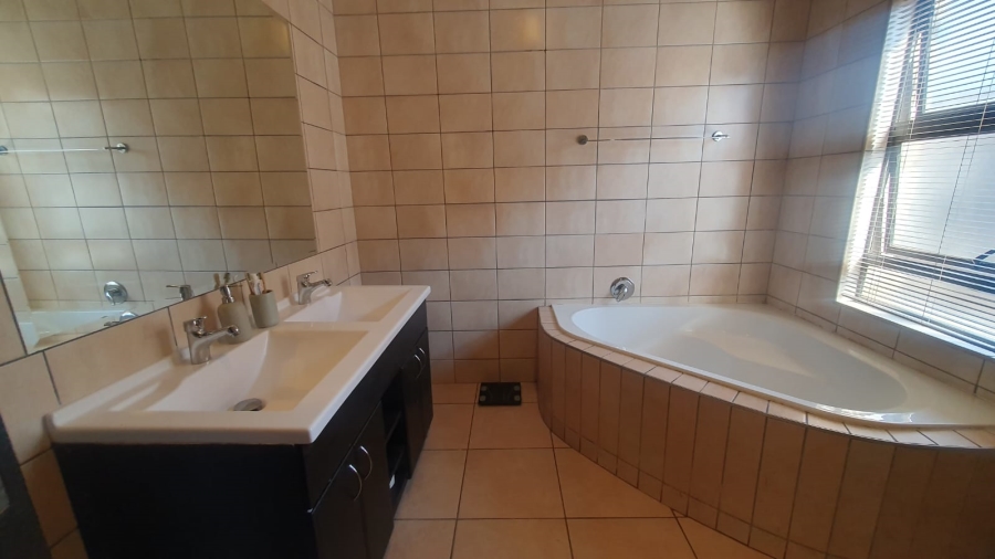 4 Bedroom Property for Sale in Amberfield Gauteng