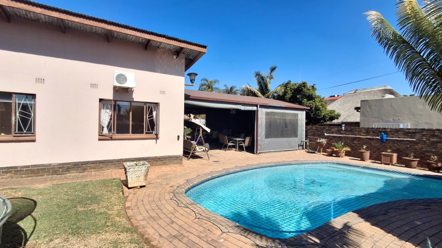 5 Bedroom Property for Sale in Pretoria Gardens Gauteng