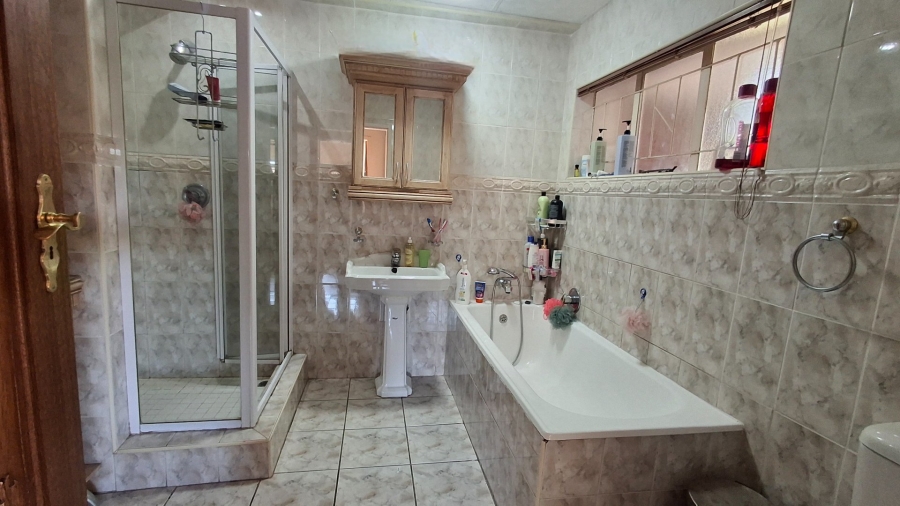 5 Bedroom Property for Sale in Pretoria Gardens Gauteng