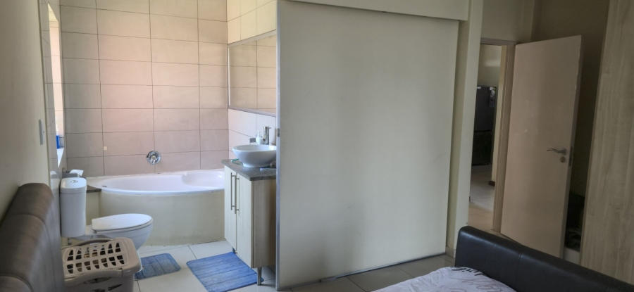 2 Bedroom Property for Sale in Rooihuiskraal North Gauteng