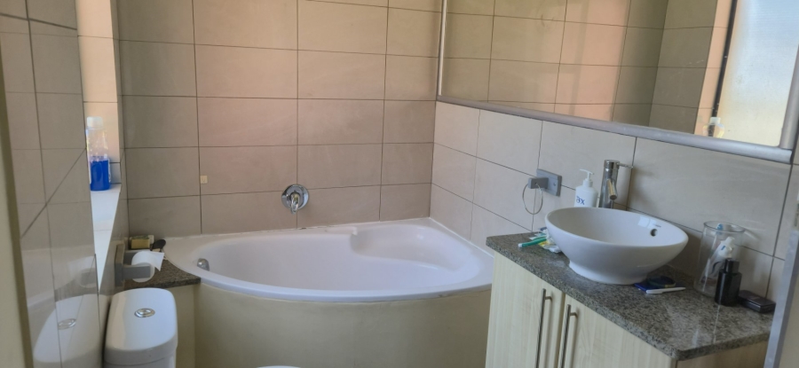 2 Bedroom Property for Sale in Rooihuiskraal North Gauteng