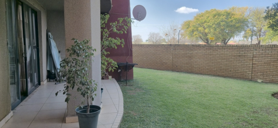 2 Bedroom Property for Sale in Rooihuiskraal North Gauteng