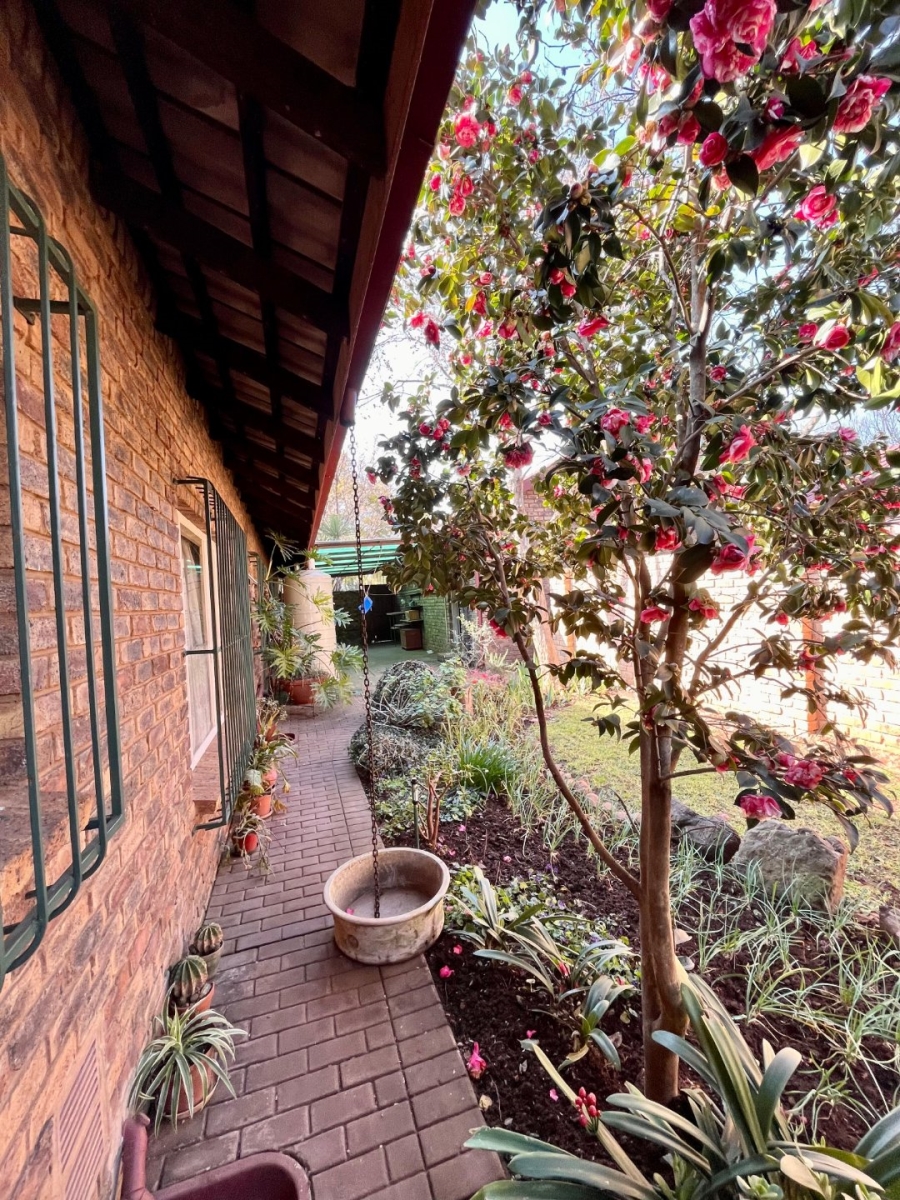To Let 4 Bedroom Property for Rent in Eldoraigne Gauteng