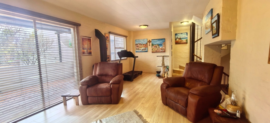 3 Bedroom Property for Sale in La Montagne Gauteng