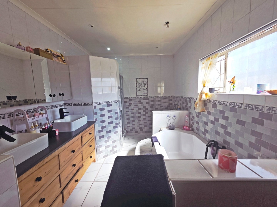 4 Bedroom Property for Sale in Petersfield Gauteng