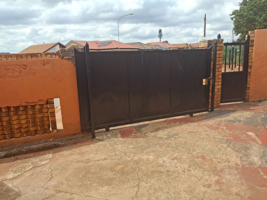  Bedroom Property for Sale in Protea Glen Gauteng