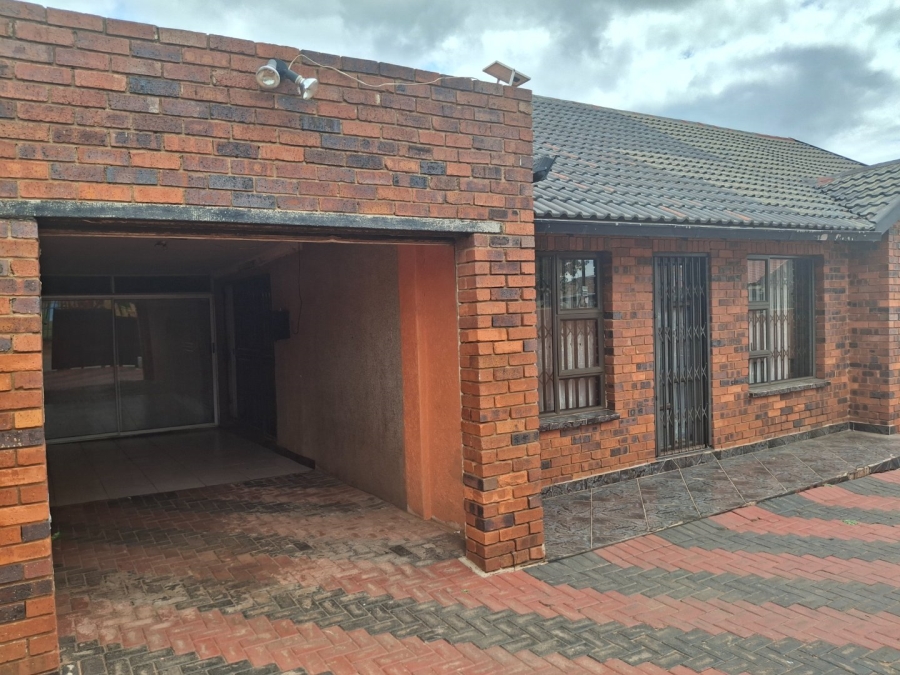  Bedroom Property for Sale in Protea Glen Gauteng