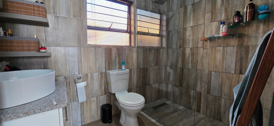 To Let 3 Bedroom Property for Rent in Raceview Gauteng