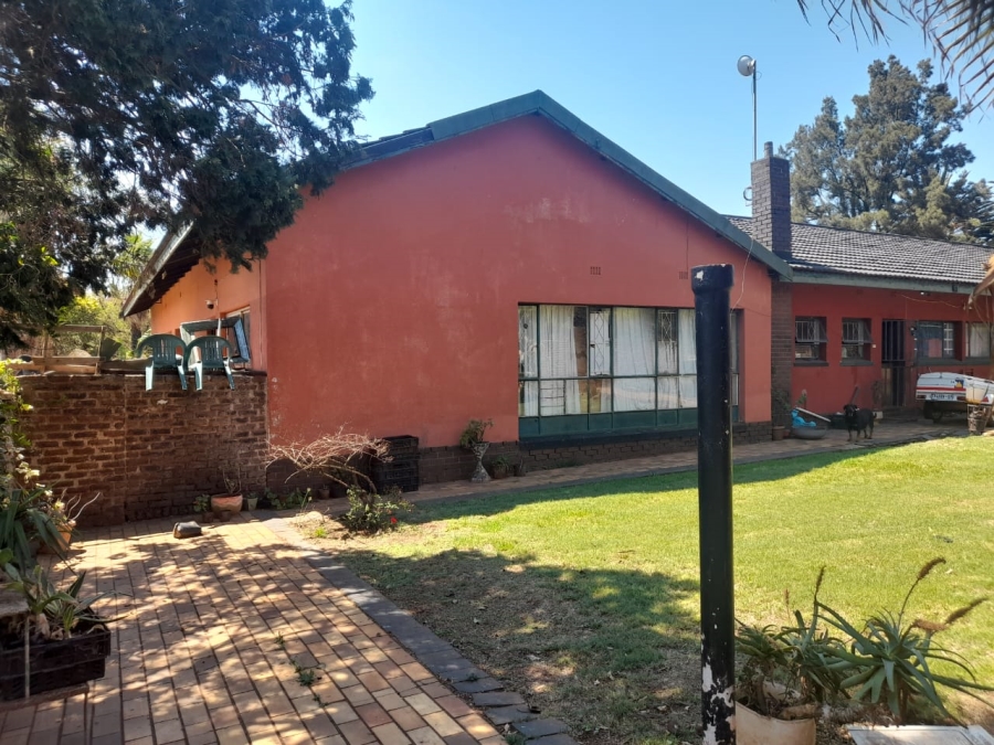 9 Bedroom Property for Sale in Tarlton Gauteng