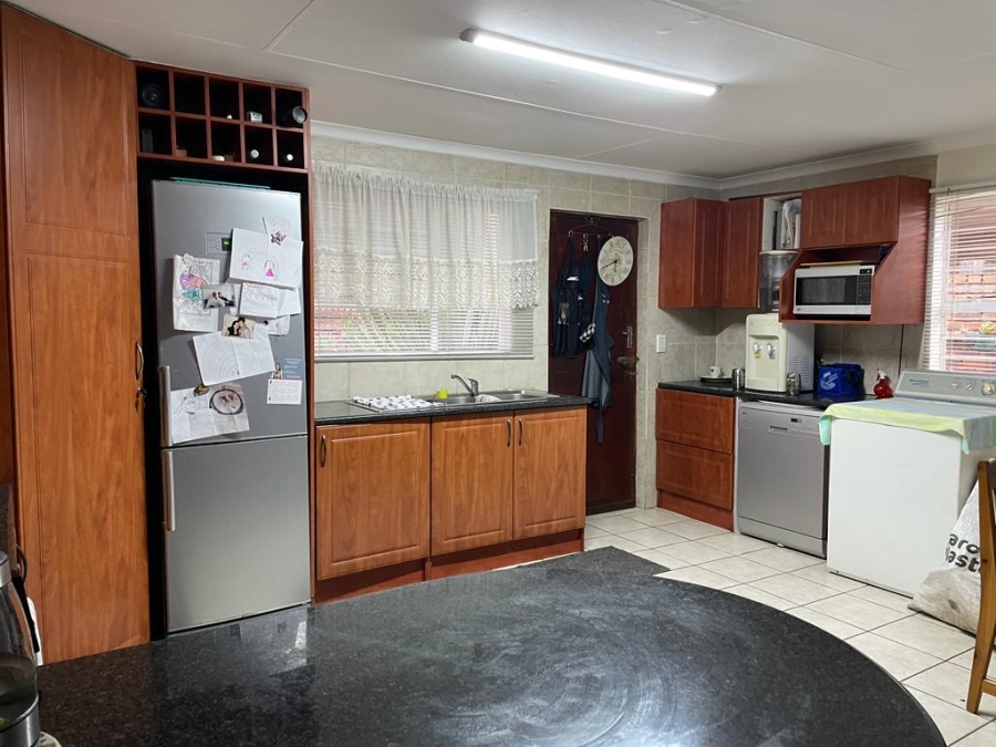 4 Bedroom Property for Sale in Glen Marais Gauteng