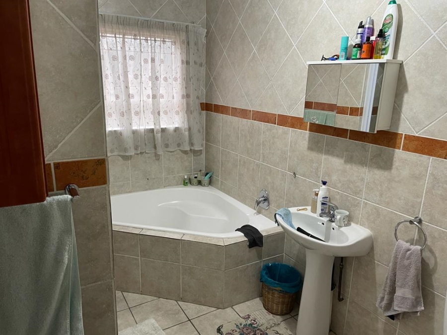 4 Bedroom Property for Sale in Glen Marais Gauteng