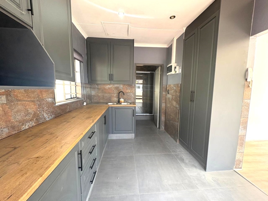 To Let 1 Bedroom Property for Rent in Robindale Gauteng