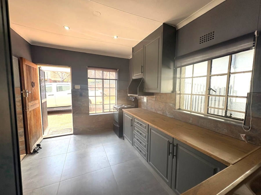 To Let 1 Bedroom Property for Rent in Robindale Gauteng