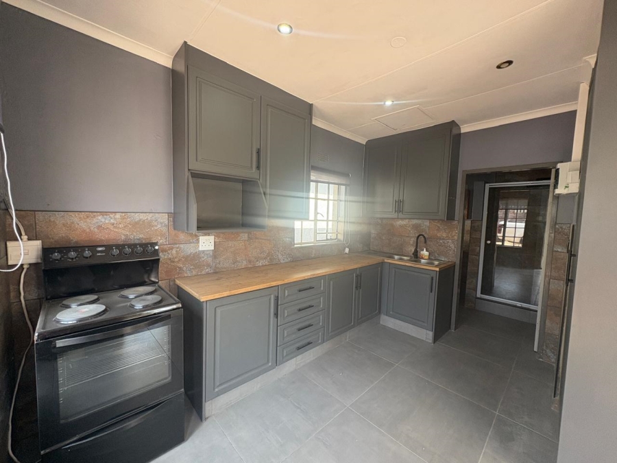 To Let 1 Bedroom Property for Rent in Robindale Gauteng