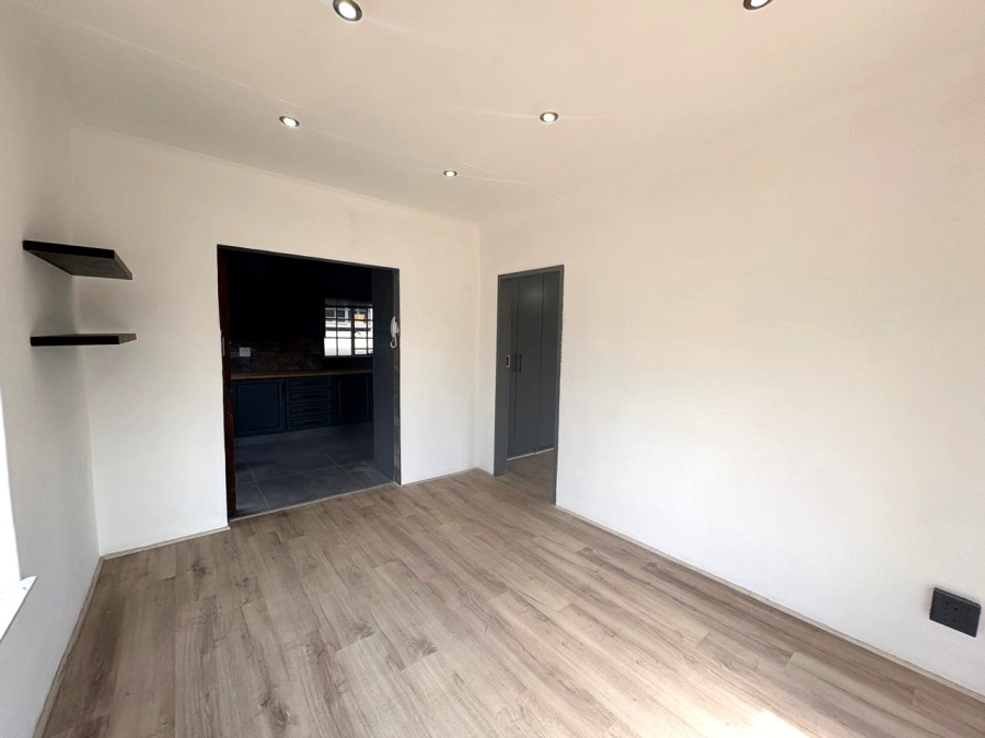 To Let 1 Bedroom Property for Rent in Robindale Gauteng