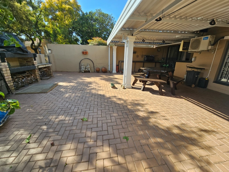 3 Bedroom Property for Sale in Die Hoewes Gauteng