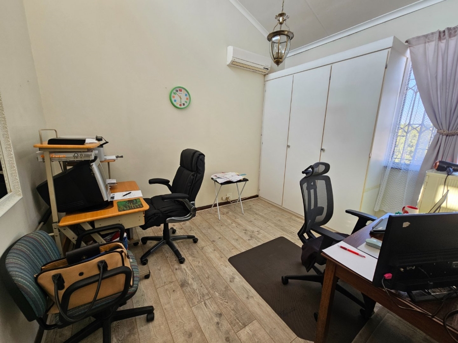 3 Bedroom Property for Sale in Die Hoewes Gauteng