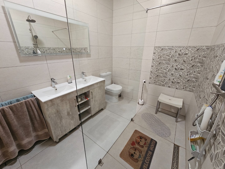 3 Bedroom Property for Sale in Die Hoewes Gauteng