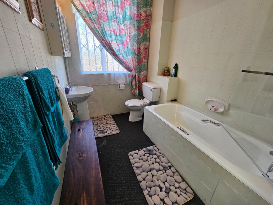 3 Bedroom Property for Sale in Die Hoewes Gauteng