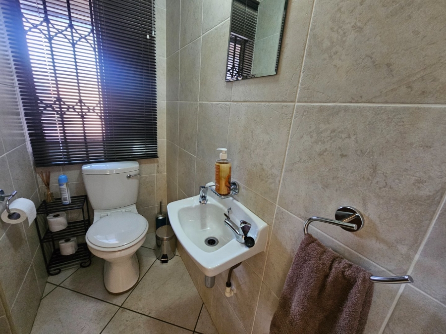 3 Bedroom Property for Sale in Die Hoewes Gauteng