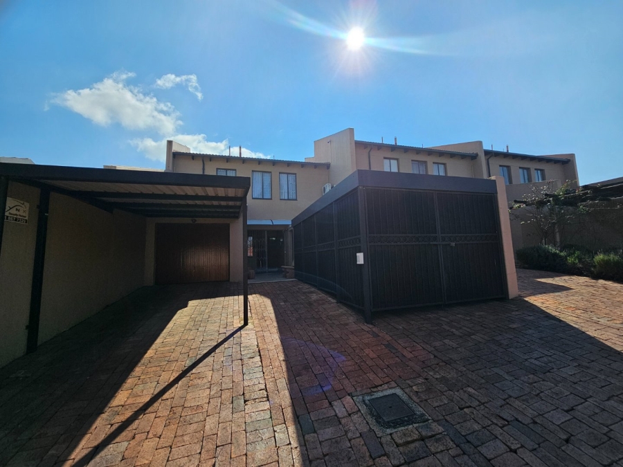 3 Bedroom Property for Sale in Die Hoewes Gauteng
