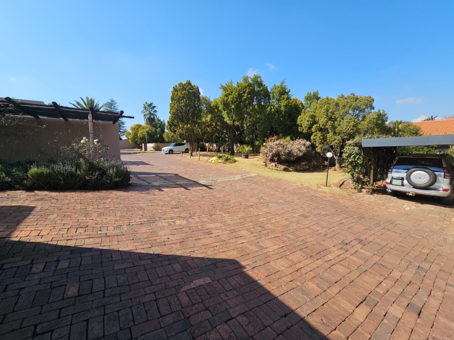 3 Bedroom Property for Sale in Die Hoewes Gauteng