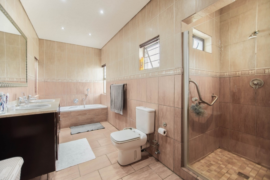 5 Bedroom Property for Sale in Dowerglen Gauteng