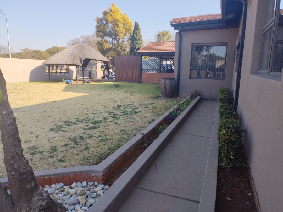 5 Bedroom Property for Sale in Petersfield Gauteng