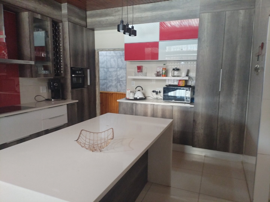 5 Bedroom Property for Sale in Petersfield Gauteng
