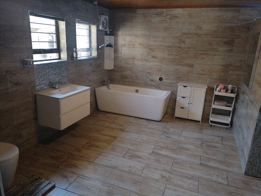 5 Bedroom Property for Sale in Petersfield Gauteng